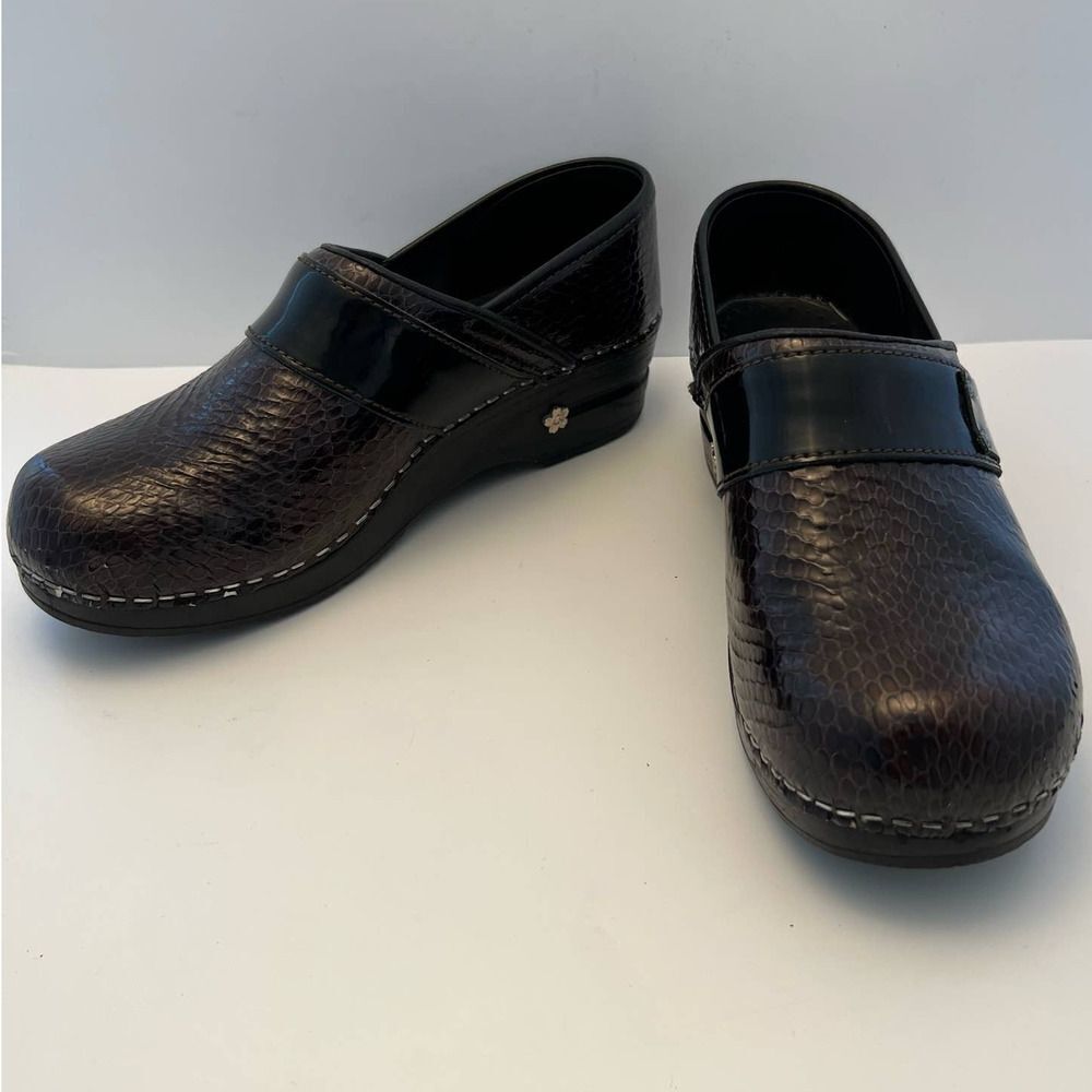 Koi by‎ Sanita Snake Print Clogs Nursing Womens Size EU 38 US 8